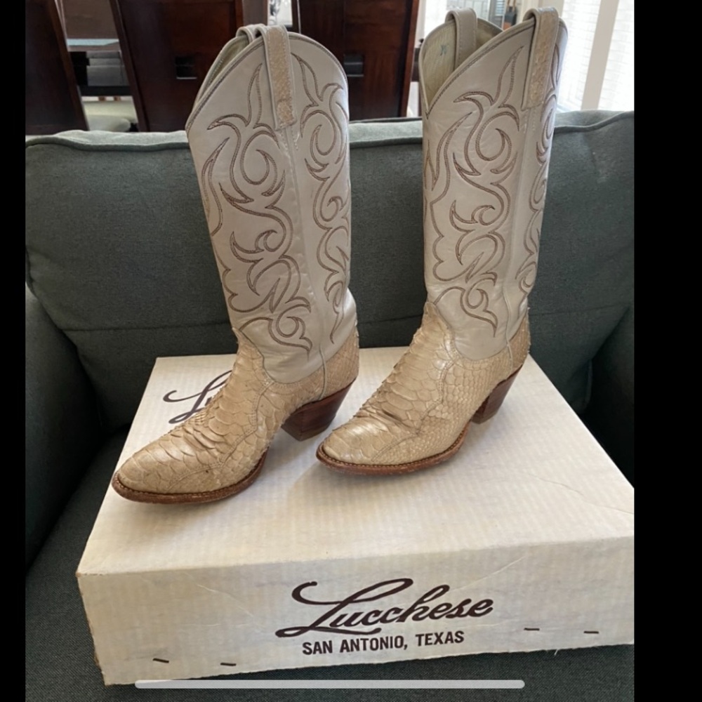 Beautiful vintage women’s Lucchese snake cowgirl boots. 7.5C